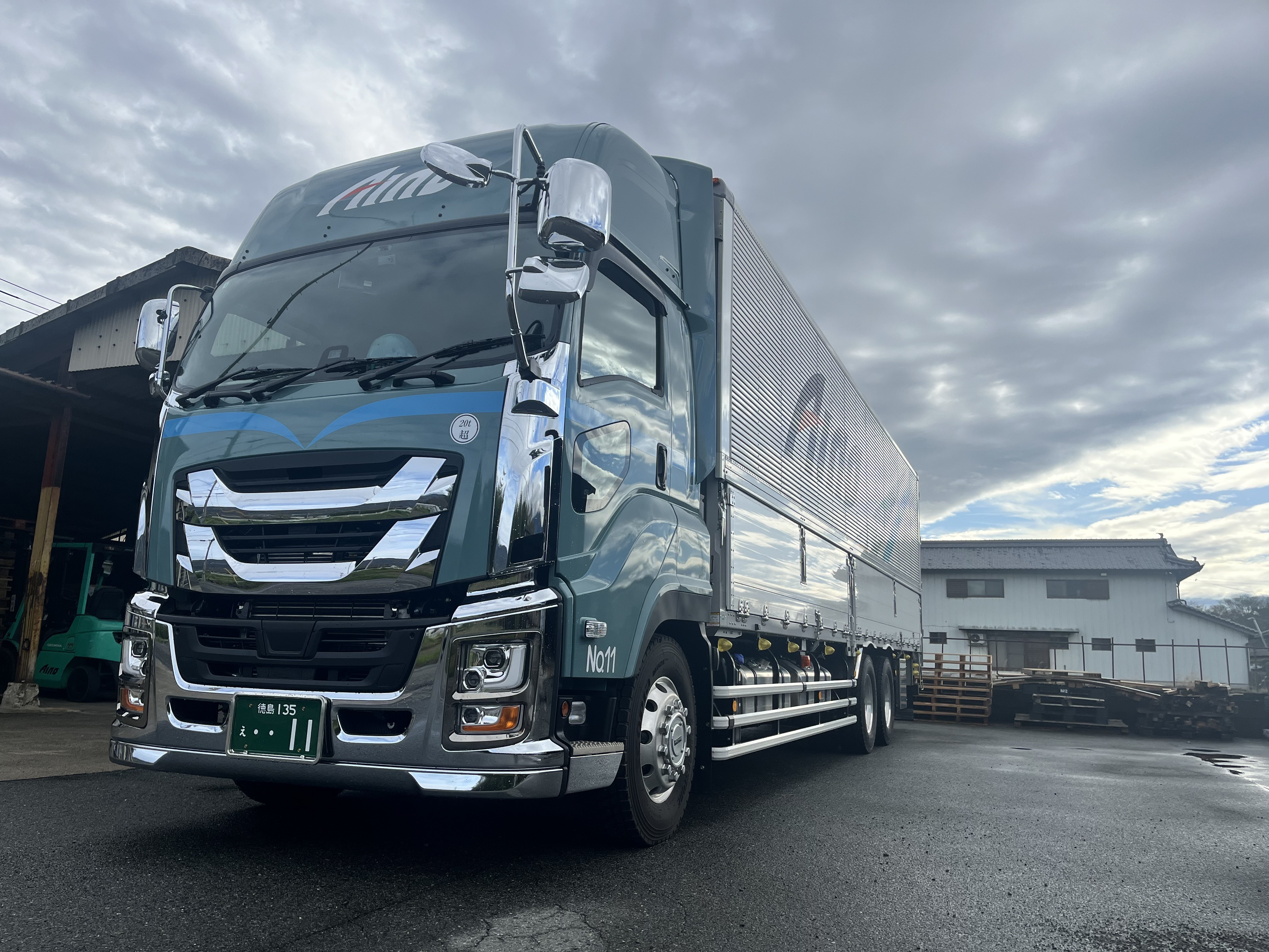 納車されたいすゞの大型ウイング車