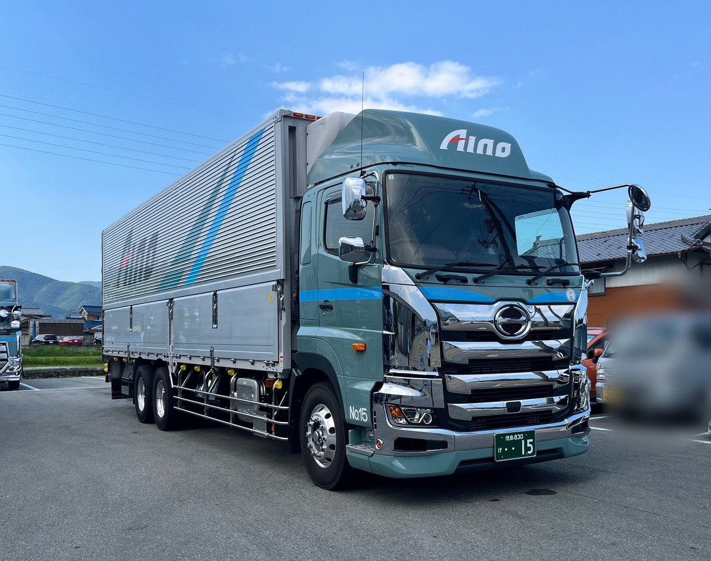 日野自動車 大型ウイング車 2