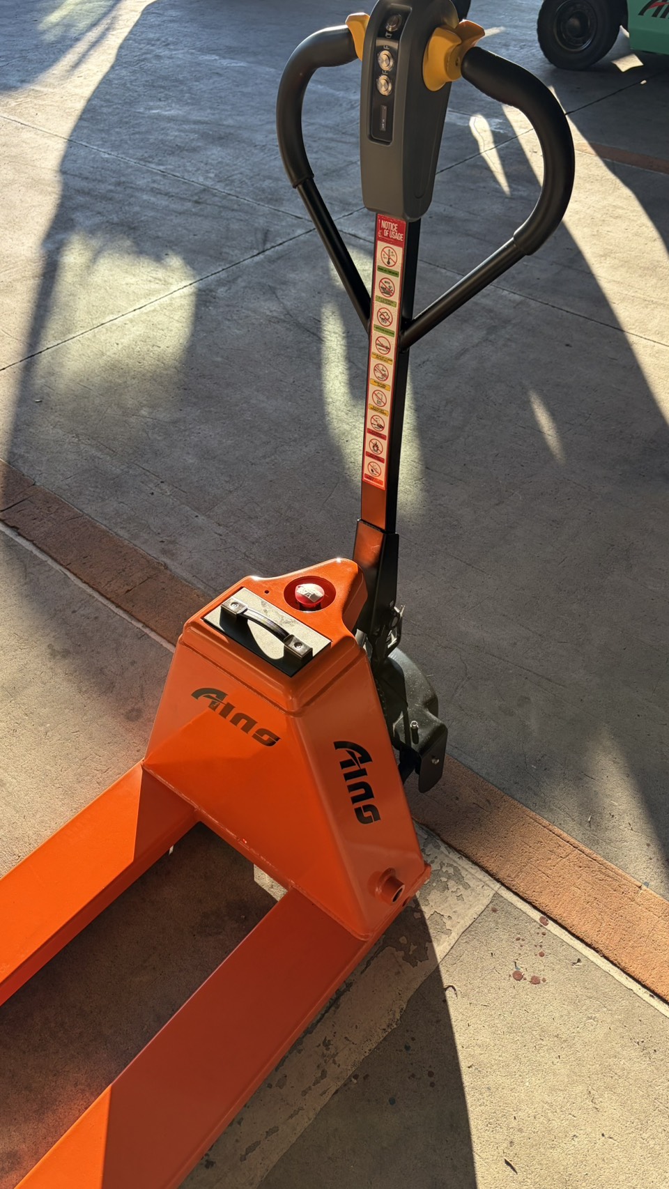 電動ハンドリフトの写真